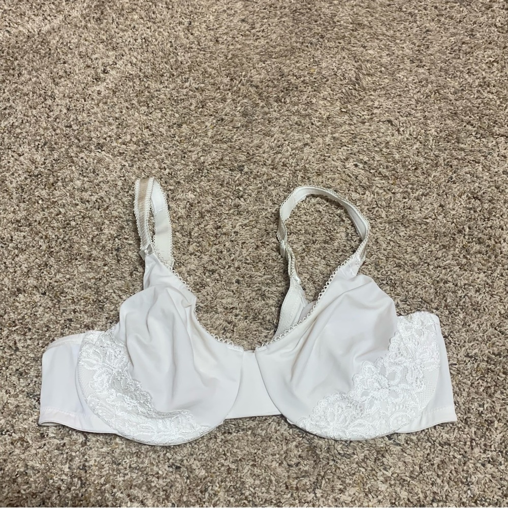 Women’s Olga Size 38C Unlined Underwire Whire Floral Lace Bra